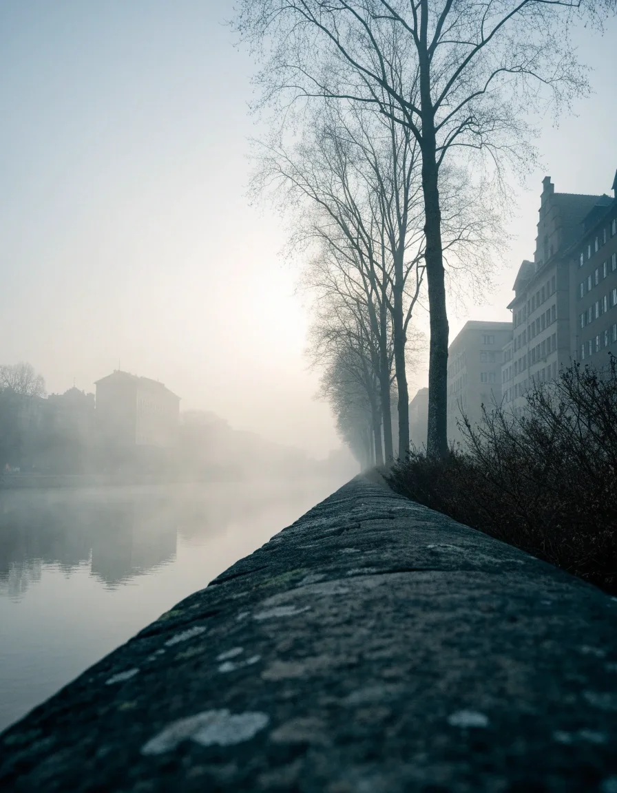 Rheinufer in Köln im Winternebel als ruhiger Rahmen für Nachfolge und Stiftung