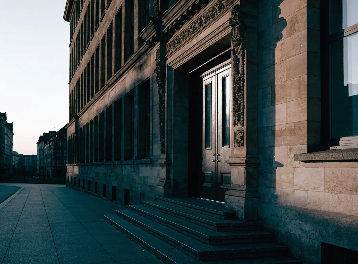 Straßenfassade in Köln im frühen Morgenlicht