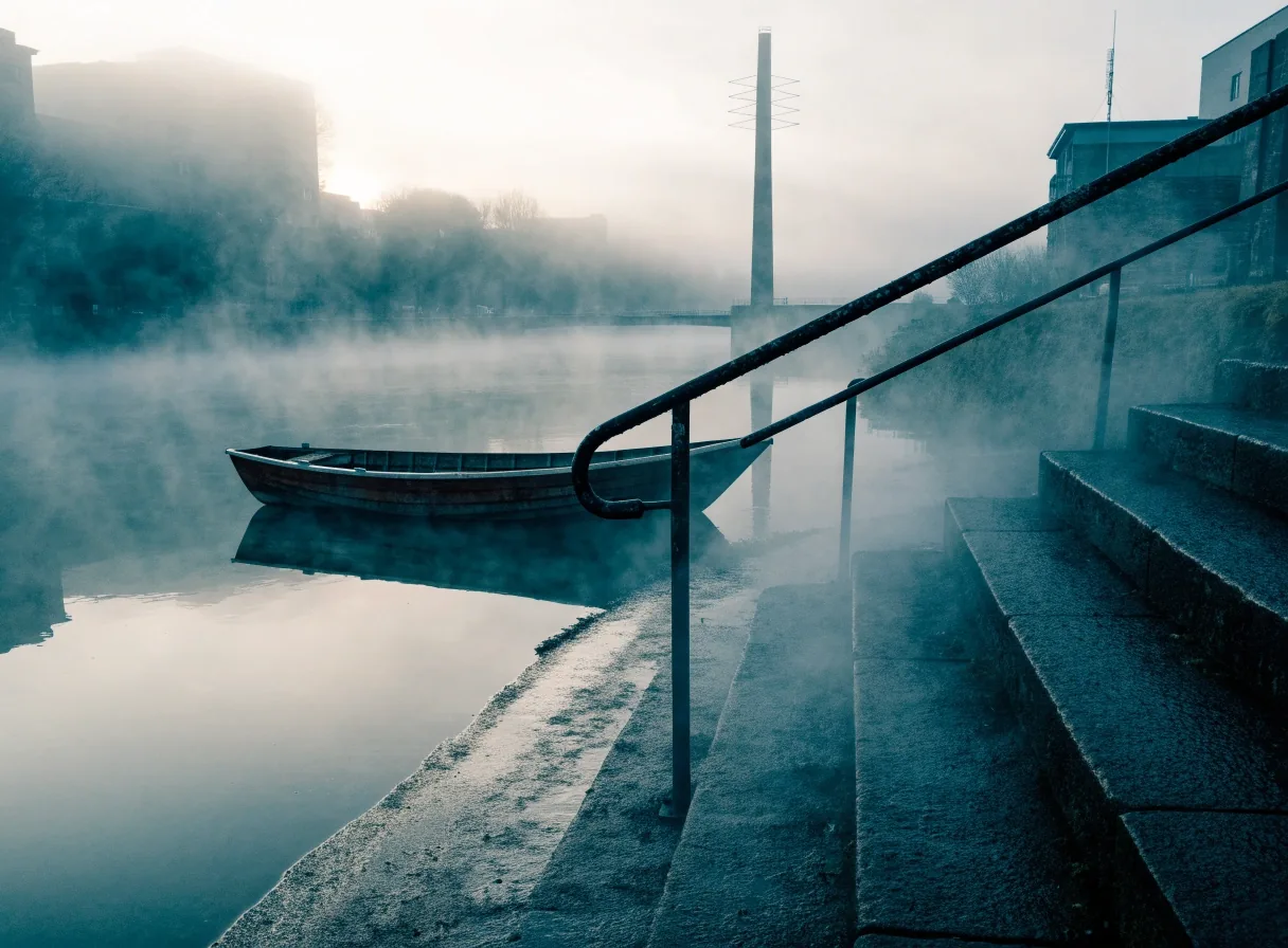 Rheinufer in Köln im Winternebel