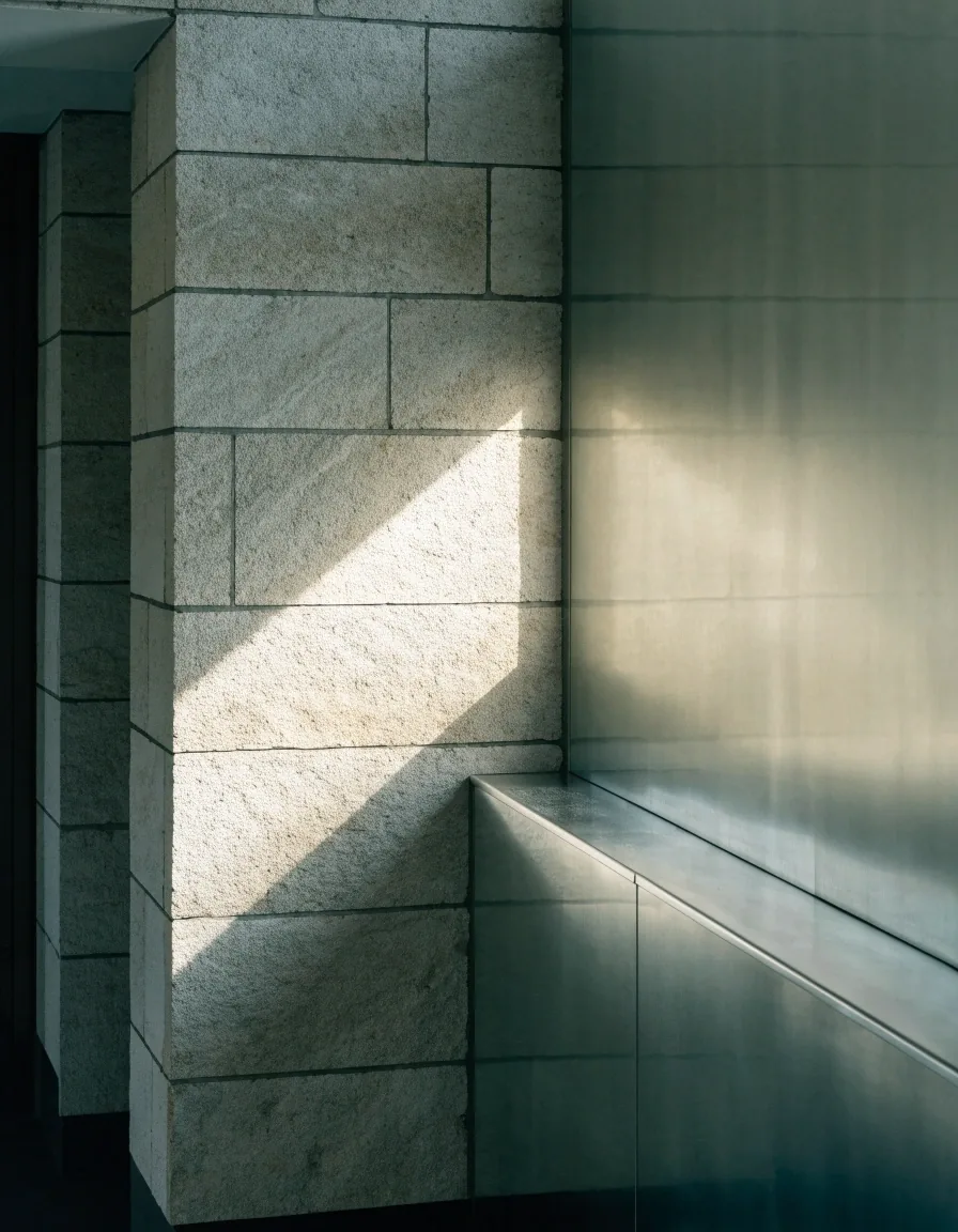 Matte Steinoberfläche mit harter Lichtkante als ruhiger Hintergrund